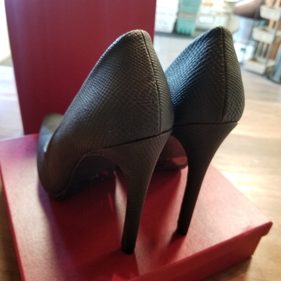 Shoes - Picture 4 of 7